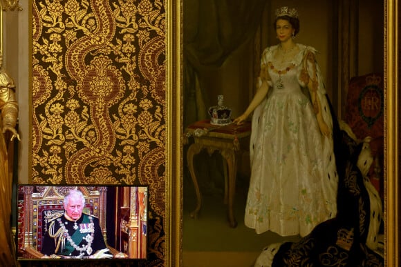 Arrivée et discours de l'ouverture officielle du Parlement à Londres, le 10 mai 2022. Ayant des problèmes de mobilité, la reine d'Angleterre est représentée par le prince de Galles.