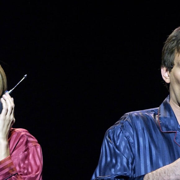 Michèle Laroque et Pierre Palmade dans le spectacle Ils se sont aimés au Zénith de Paris le 14 juin 2002