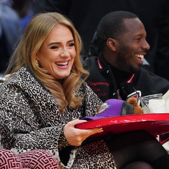 Adele et son compagnon Rich Paul dans les gradins d'un match de NBA au Rocket Mortgage FieldHouse de Cleveland.