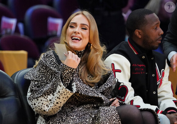 Adele et son compagnon Rich Paul dans les gradins d'un match de NBA au Rocket Mortgage FieldHouse de Cleveland, le 20 février 2022.