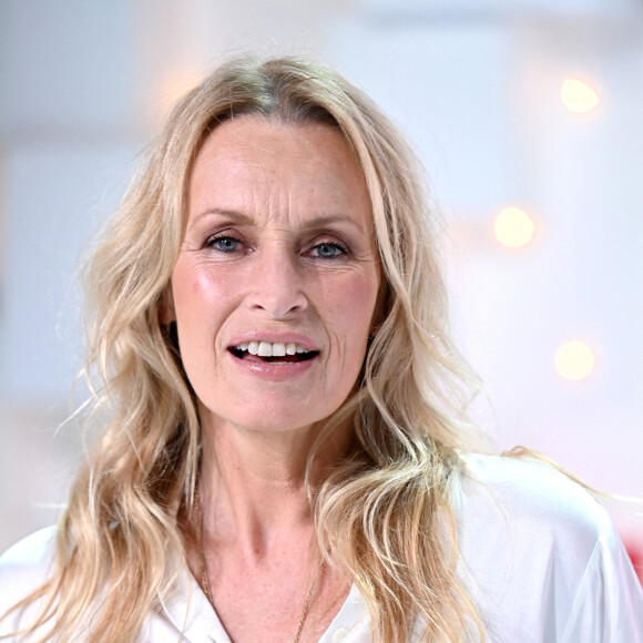 Estelle Lefebure - Enregistrement de l'émission "Vivement Dimanche", présentée par M.Drucker et diffusée le 25 octobre sur France 2 © Guillaume Gaffiot / Bestimage 