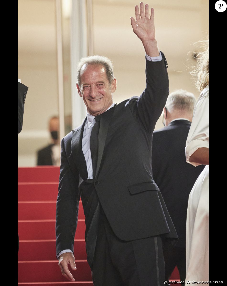 Vincent Lindon - Montée des marches du film " Titane " lors du 74ème Festival International du Film de Cannes. Le 13 juillet 2021