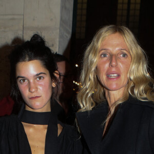 Sandrine Kiberlain et sa fille Suzanne Lindon - Arrivée au défilé et l'aftershow Jacquemus lors de la Fashion Week Printemps/Ete 2018 de Paris au musée National Picasso à Paris, France, le 25 septembre 2017