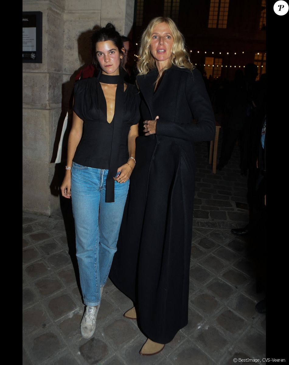 Sandrine Kiberlain et sa fille Suzanne Lindon - Arrivée au défilé et l'aftershow Jacquemus lors de la Fashion Week Printemps/Ete 2018 de Paris au musée National Picasso à Paris, France, le 25 septembre 2017