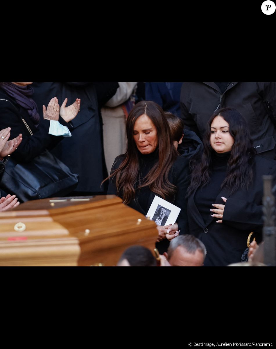Nathalie Marquay-Pernaut et sa fille Lou - Sorties des obsèques de Jean-Pierre Pernaut en la Basilique Sainte-Clotilde à Paris, France le 9 mars 2022. © Aurelien Morissard/Panoramic/Bestimage