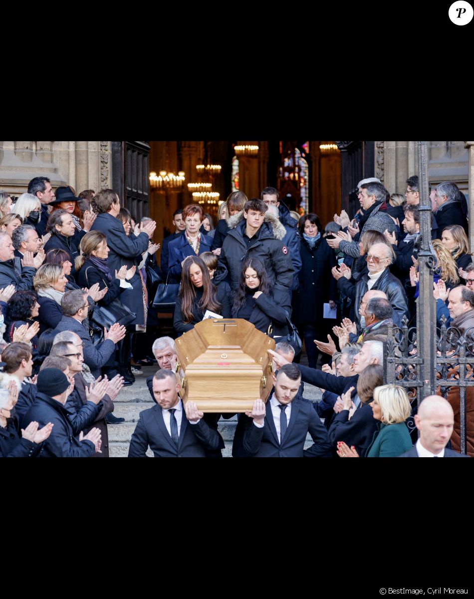 Nathalie Marquay et ses enfants Lou et Tom Dominique Bonnet (première femme de Jean-Pierre Pernaut) - La famille de Jean-Pierre Pernaut à la sortie des obsèques en la Basilique Sainte-Clotilde à Paris le 9 mars 2022. © Cyril Moreau/Bestimage