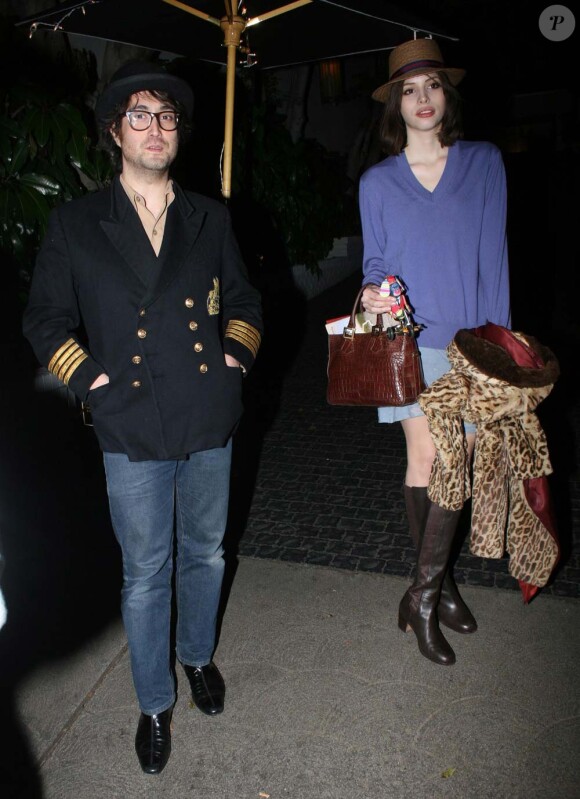 Sean Lennon et Charlotte Kemp Muhl, dans les rues de Los Angeles, le 28 janvier 2010 !