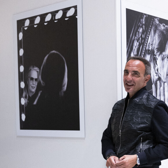 Exclusif - Nikos Aliagas - Vernissage de l'exposition photographique de Nikos Aliagas "Regards Miroirs" à la Seine Musicale à Boulogne-Billancourt le 14 avril 2022. "Regards Miroirs" proposera de découvrir des tirages à l'intérieur du bâtiment, mais également dans une vidéo interactive diffusée sur l'écran géant du parvis de la Seine Musicale. Le clip qui rassemble plus de 100 photographies d'artistes français et internationaux sera accompagnée d'une musique originale créée par I. Maalouf et son orchestre Free Spirit Ensemble. Le groupe TF1 se réjouit d'accompagner l'exposition " Regards Miroirs " de N. Aliagas, qui se tiendra à la Seine Musicale du 15 avril au 3 novembre 2022. À l'occasion de cet événement, la chaîne d'information LCI ainsi que TF1Info.fr mettront en lumière cette exposition protéiforme sur le travail de N. Aliagas. © Cyril Moreau/Bestimage 