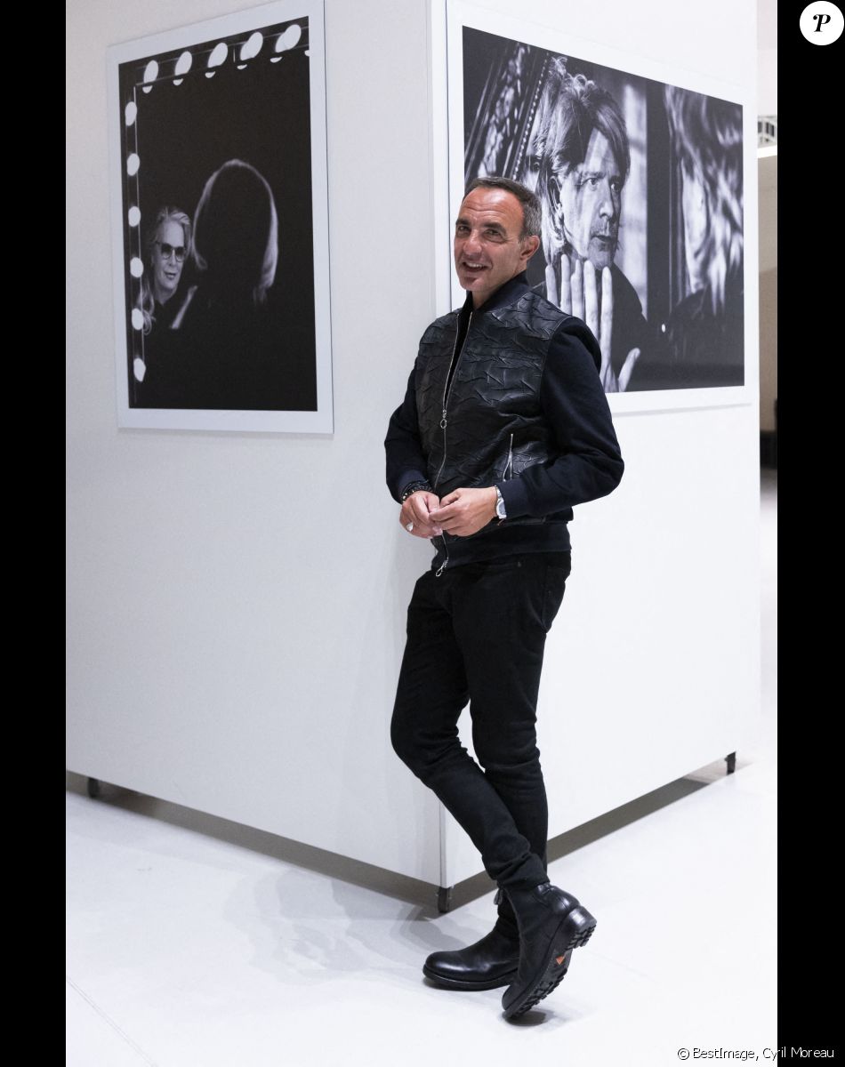Exclusif - Nikos Aliagas - Vernissage de l'exposition photographique de Nikos Aliagas "Regards Miroirs" à la Seine Musicale à Boulogne-Billancourt le 14 avril 2022. "Regards Miroirs" proposera de découvrir des tirages à l'intérieur du bâtiment, mais également dans une vidéo interactive diffusée sur l'écran géant du parvis de la Seine Musicale. Le clip qui rassemble plus de 100 photographies d'artistes français et internationaux sera accompagnée d'une musique originale créée par I. Maalouf et son orchestre Free Spirit Ensemble. Le groupe TF1 se réjouit d'accompagner l'exposition " Regards Miroirs " de N. Aliagas, qui se tiendra à la Seine Musicale du 15 avril au 3 novembre 2022. À l'occasion de cet événement, la chaîne d'information LCI ainsi que TF1Info.fr mettront en lumière cette exposition protéiforme sur le travail de N. Aliagas. © Cyril Moreau/Bestimage