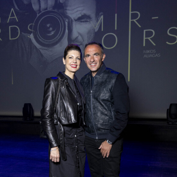 Exclusif - Nikos Aliagas et sa femme Tina Grigoriou - Vernissage de l'exposition photographique de Nikos Aliagas "Regards Miroirs" à la Seine Musicale à Boulogne-Billancourt le 14 avril 2022. "Regards Miroirs" proposera de découvrir des tirages à l'intérieur du bâtiment, mais également dans une vidéo interactive diffusée sur l'écran géant du parvis de la Seine Musicale. Le clip qui rassemble plus de 100 photographies d'artistes français et internationaux sera accompagnée d'une musique originale créée par I. Maalouf et son orchestre Free Spirit Ensemble. Le groupe TF1 se réjouit d'accompagner l'exposition " Regards Miroirs " de N. Aliagas, qui se tiendra à la Seine Musicale du 15 avril au 3 novembre 2022. À l'occasion de cet événement, la chaîne d'information LCI ainsi que TF1Info.fr mettront en lumière cette exposition protéiforme sur le travail de N. Aliagas. © Cyril Moreau/Bestimage 