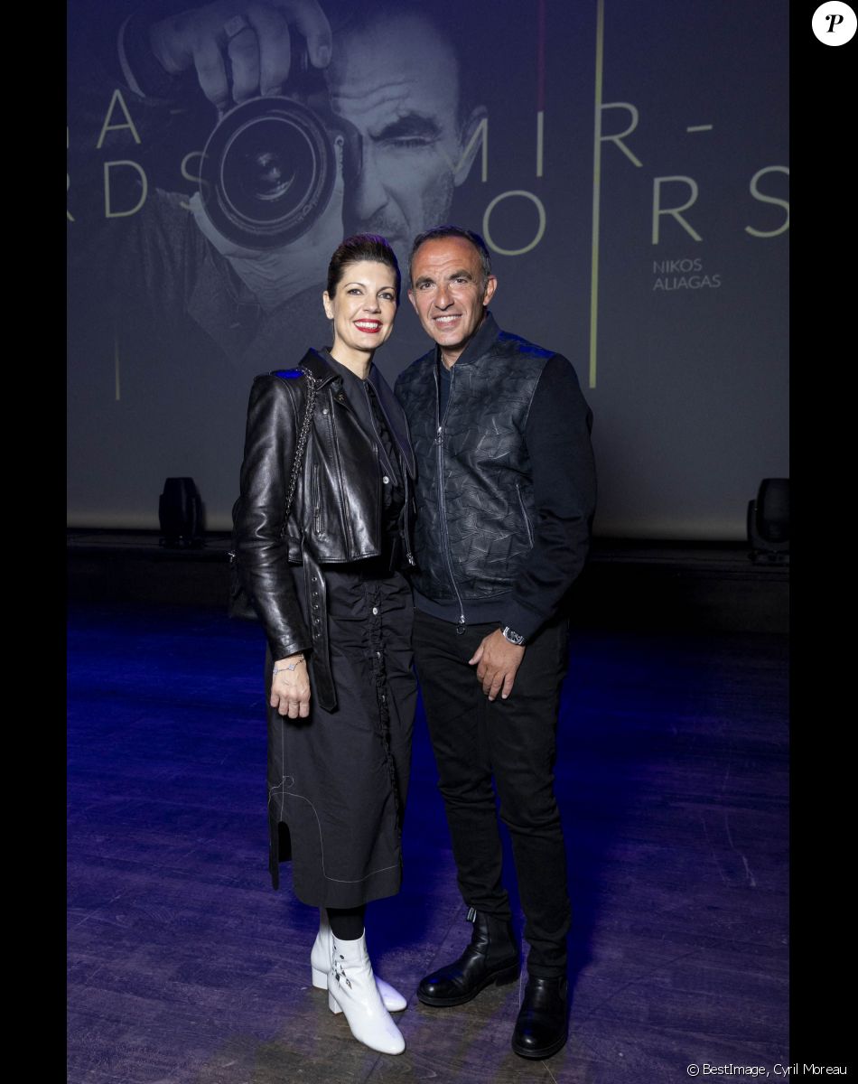 Exclusif - Nikos Aliagas et sa femme Tina Grigoriou - Vernissage de l'exposition photographique de Nikos Aliagas "Regards Miroirs" à la Seine Musicale à Boulogne-Billancourt le 14 avril 2022. "Regards Miroirs" proposera de découvrir des tirages à l'intérieur du bâtiment, mais également dans une vidéo interactive diffusée sur l'écran géant du parvis de la Seine Musicale. Le clip qui rassemble plus de 100 photographies d'artistes français et internationaux sera accompagnée d'une musique originale créée par I. Maalouf et son orchestre Free Spirit Ensemble. Le groupe TF1 se réjouit d'accompagner l'exposition " Regards Miroirs " de N. Aliagas, qui se tiendra à la Seine Musicale du 15 avril au 3 novembre 2022. À l'occasion de cet événement, la chaîne d'information LCI ainsi que TF1Info.fr mettront en lumière cette exposition protéiforme sur le travail de N. Aliagas. © Cyril Moreau/Bestimage