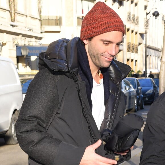 Exclusif - Le chanteur Mika prend une moto taxi à la sortie de l'hôtel Plaza Athénée à Paris le 20 janvier 2020. 