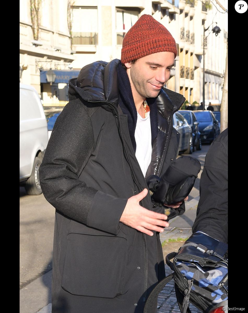 Exclusif - Le chanteur Mika prend une moto taxi à la sortie de l'hôtel Plaza Athénée à Paris le 20 janvier 2020.