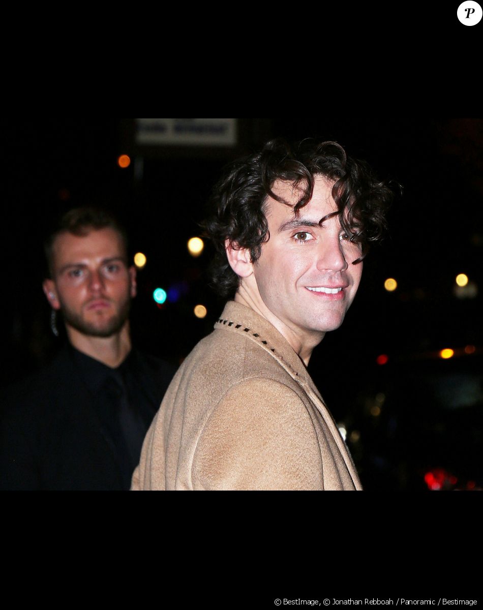 Exclusif - Le chanteur Mika à la sortie des studios de la station RTL2 à Paris le 29 octobre 2019. © Jonathan Rebboah / Panoramic / Bestimage