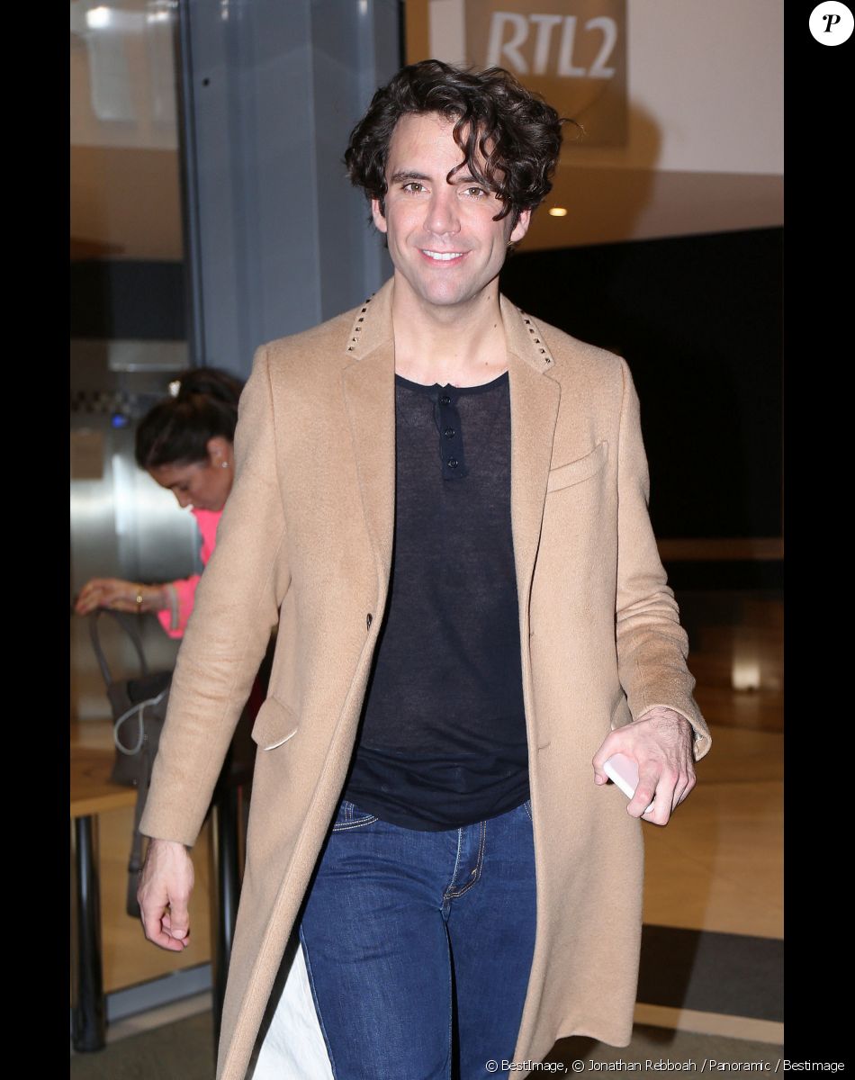 Exclusif - Le chanteur Mika à la sortie des studios de la station RTL2 à Paris le 29 octobre 2019. © Jonathan Rebboah / Panoramic / Bestimage