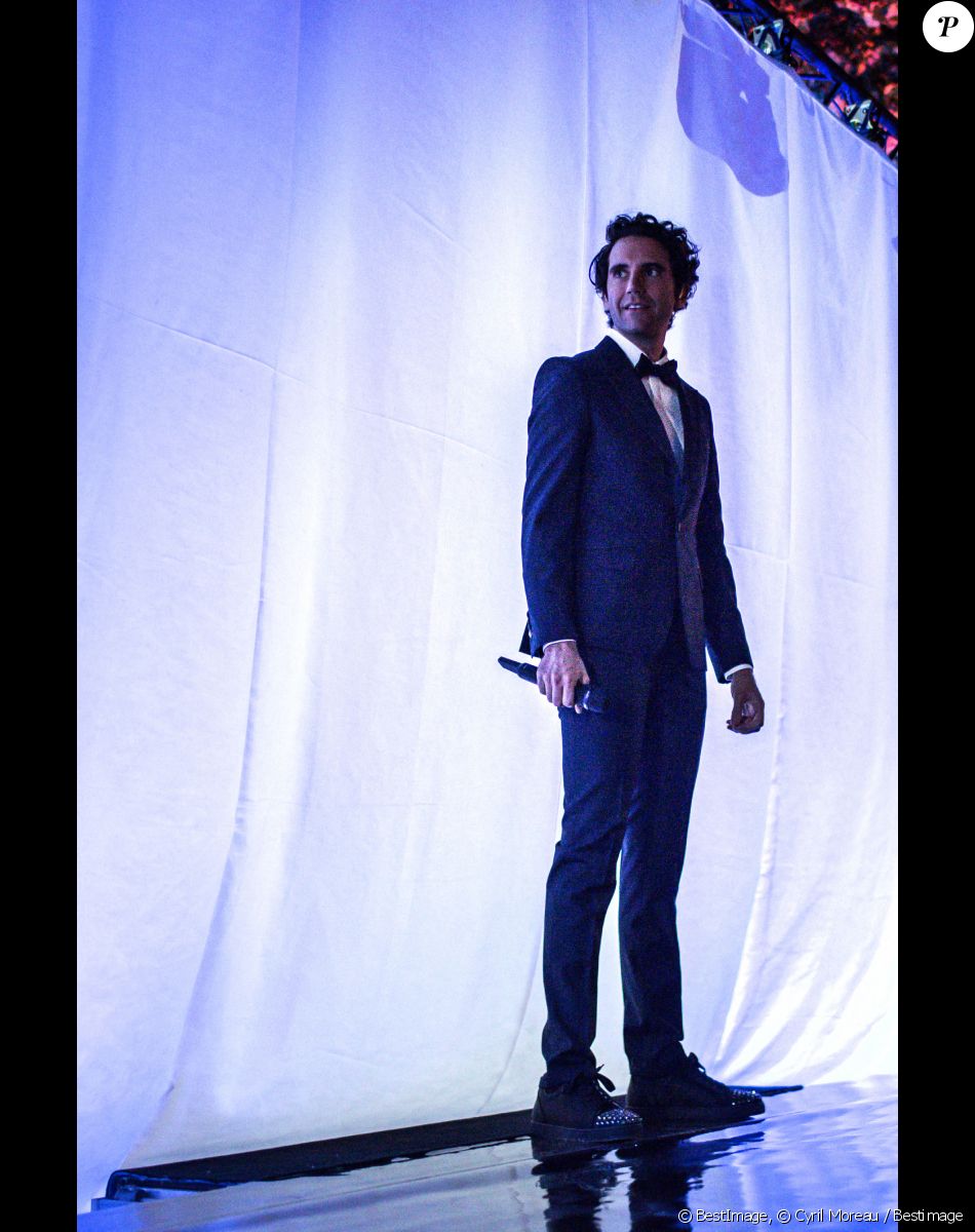 Exclusif - Mika fait une surprise à un couple qui se marie à La Ferme de Vintué à Etréchy, dans le cadre de l'émission "La Lettre", qui sera diffusée le 16 novembre sur France 2. Le 26 octobre 2019 Les stars se mettent au service d'anonymes pour honorer des personnes ordinaires au tempérament extraordinaire en les surprenant sur la scène du théâtre du Châtelet et chez eux, dans leur vie de tous les jours, pour les remercier et leur faire vivre des moments d'émotion inoubliables... Nous avons tous autour de nous des héros du quotidien qui se dévouent modestement pour les autres et donnent de leur temps, sans rien attendre en retour. Depuis plusieurs semaines, France 2 a donné l'opportunité aux téléspectateurs d'écrire une lettre adressée à la star préférée d'un de leurs proches méritants. Après avoir reçu de nombreux courriers, chacune des stars va choisir la Lettre qui l'a le plus touchée et rendre hommage à un anonyme en le surprenant, avec la complicité de l'auteur de la lettre, sur la scène du théâtre du Châtelet ou en plein coeur de son intimité. © Cyril Moreau / Bestimage