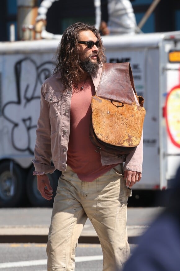 Exclusif - Jason Momoa porte un sac à selle de cheval sur l'épaule dans la rue à New York le 4 avril 2019.