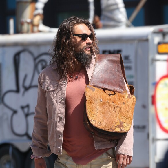 Exclusif - Jason Momoa porte un sac à selle de cheval sur l'épaule dans la rue à New York le 4 avril 2019.