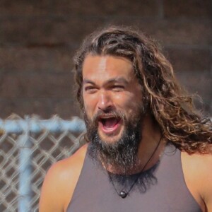 Exclusif - Jason Momoa fait du surf sur la plage de Oahu à Hawaï, le 24 décembre 2018.