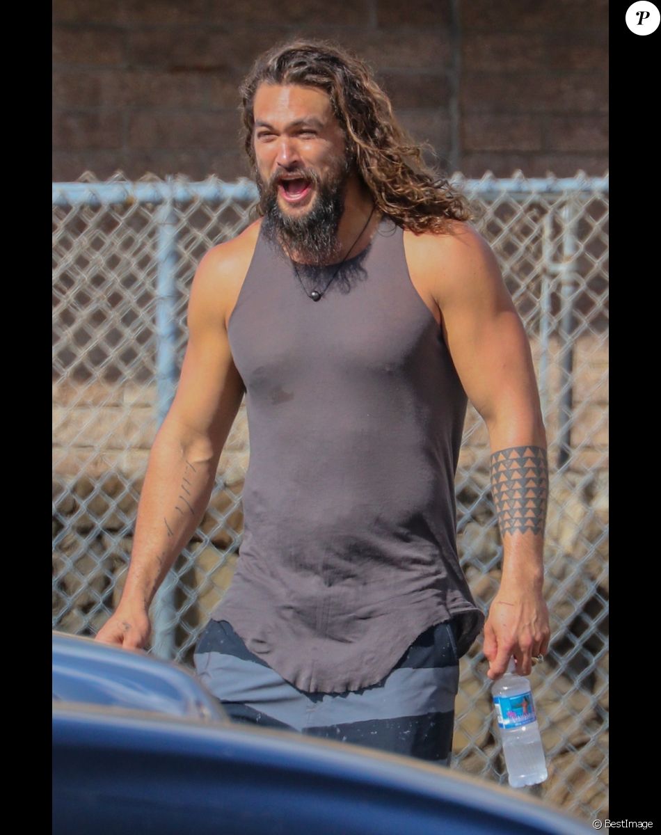 Exclusif - Jason Momoa fait du surf sur la plage de Oahu à Hawaï, le 24 décembre 2018.