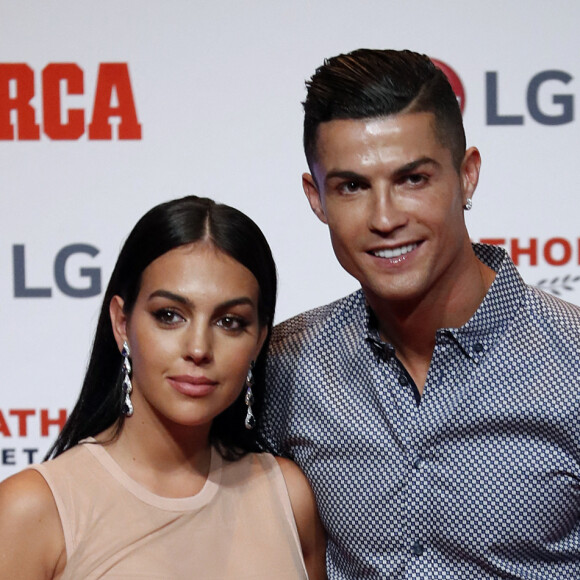 Cristiano Ronaldo et sa compagne Georgina Rodriguez assistent au Prix Marca Leyenda à Madrid en Espagne, le 29 juillet 2019. 
