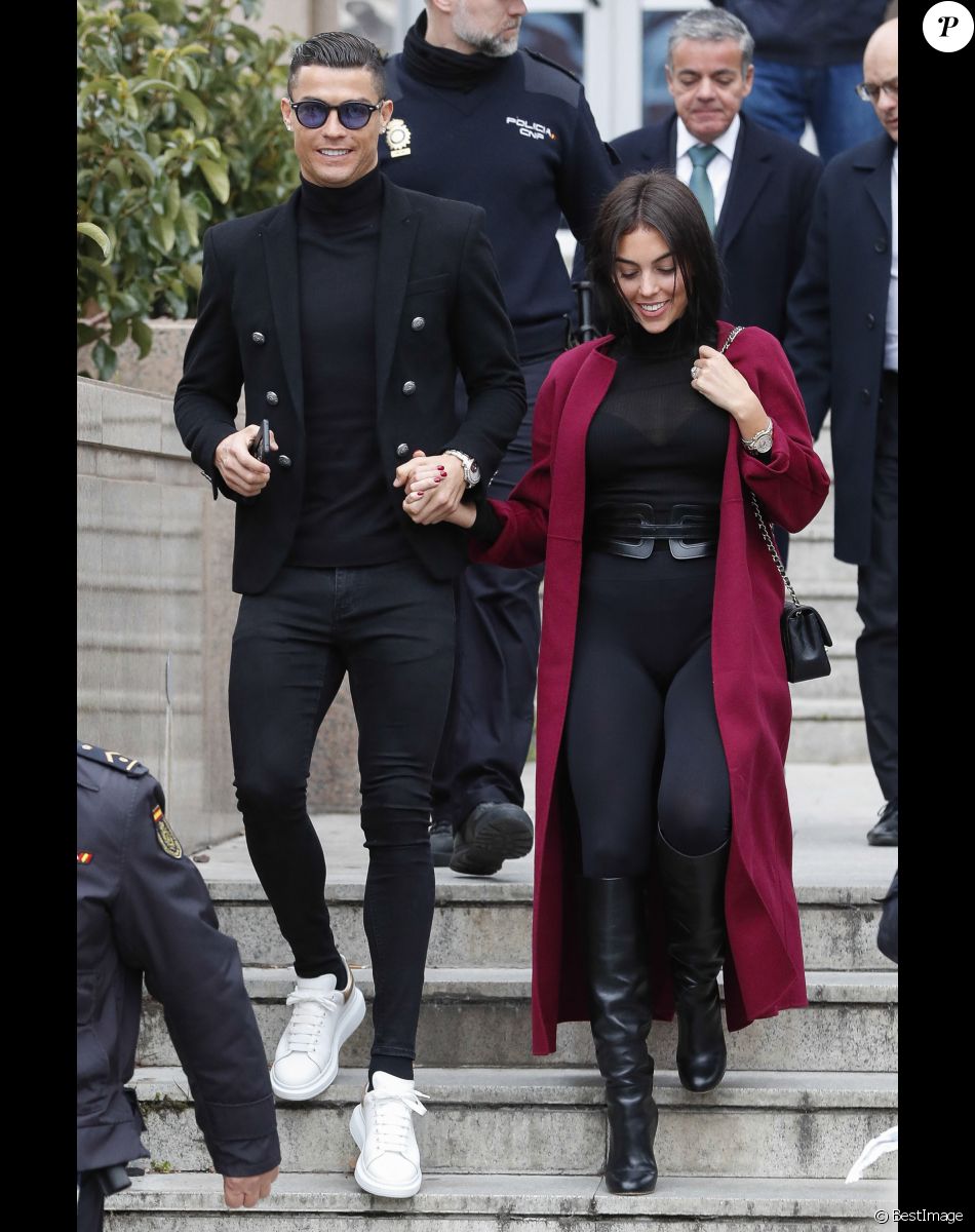 Cristiano Ronaldo quitte le tribunal avec sa compagne Georgina Rodríguez à Madrid le 22 janvier 2019. L'audience devait ratifier l'accord passé entre les avocats du Portugais et le fisc espagnol prévoyant une sanction de 18,8 M€ et une peine de 23 mois de prison qu'il n'aura pas à purger (en Espagne, les peines jusqu'à deux ans de prison ne sont généralement pas appliquées aux personnes sans antécédents judiciaires).