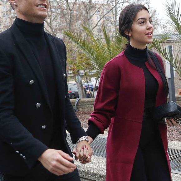 Cristiano Ronaldo se rend au tribunal pour fraude fiscale avec sa compagne Georgina Rodríguez à Madrid en Espagne le 22 janvier 2019. L'audience va ratifier l'accord passé entre les avocats du Portugais et le fisc espagnol prévoyant une sanction de 18,8 M€ et une peine de 23 mois de prison qu'il n'aura pas à purger (en Espagne, les peines jusqu'à deux ans de prison ne sont généralement pas appliquées aux personnes sans antécédents judiciaires). 