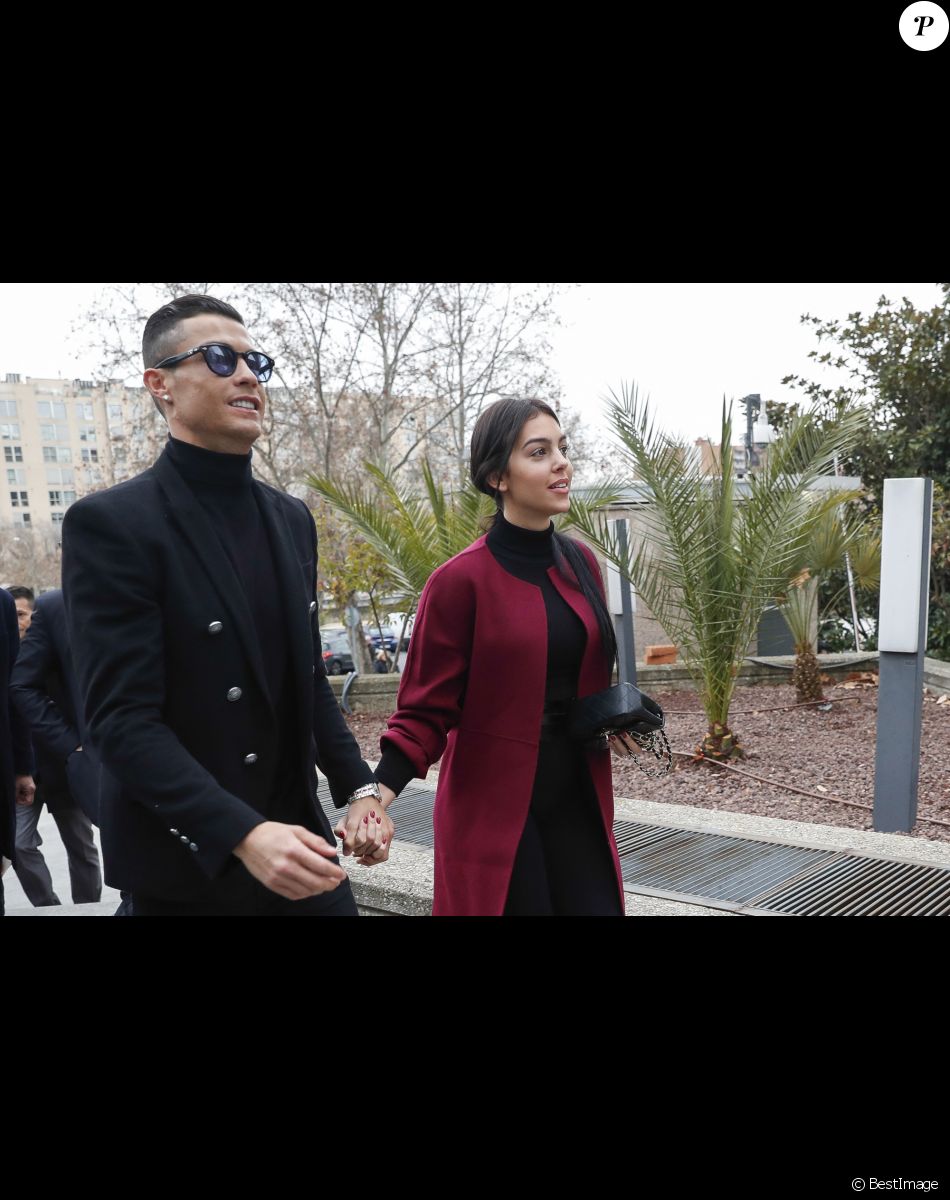 Cristiano Ronaldo se rend au tribunal pour fraude fiscale avec sa compagne Georgina Rodríguez à Madrid en Espagne le 22 janvier 2019. L'audience va ratifier l'accord passé entre les avocats du Portugais et le fisc espagnol prévoyant une sanction de 18,8 M€ et une peine de 23 mois de prison qu'il n'aura pas à purger (en Espagne, les peines jusqu'à deux ans de prison ne sont généralement pas appliquées aux personnes sans antécédents judiciaires).