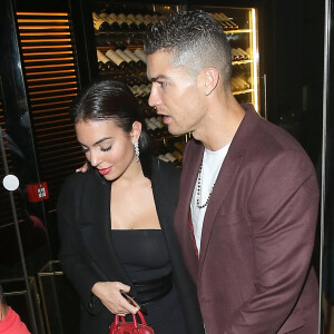 Cristiano Ronaldo, sa compagne Georgina Rodríguez et son fils Cristiano Ronaldo Jr. ont dîné au restaurant Zela à Londres le 13 novembre 2018. 