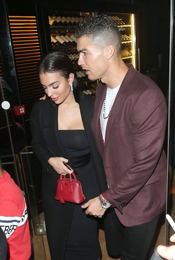 Cristiano Ronaldo, sa compagne Georgina Rodríguez et son fils Cristiano Ronaldo Jr. ont dîné au restaurant Zela à Londres le 13 novembre 2018. 