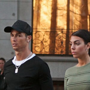 Cristiano Ronaldo se promène avec son fils Cristiano Ronaldo Jr et sa compagne Georgina Rodriguez à Madrid, le 20 avril 2017. 