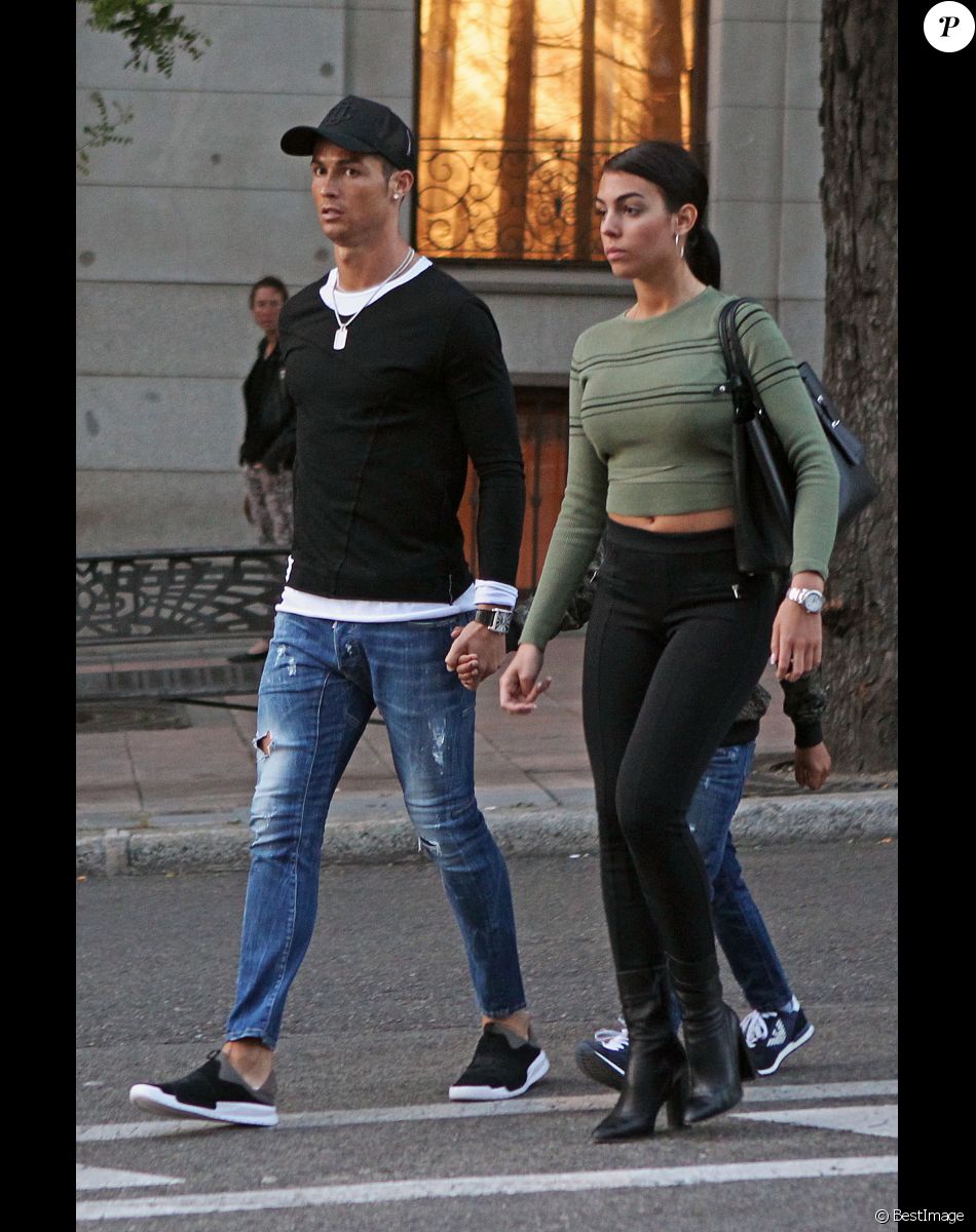 Cristiano Ronaldo se promène avec son fils Cristiano Ronaldo Jr et sa compagne Georgina Rodriguez à Madrid, le 20 avril 2017.