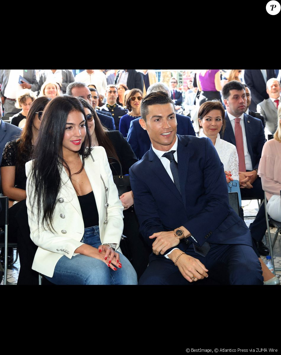 Cristiano Ronaldo et sa famille à l'aéroport de Madère rebaptisé le 29 mars 2017. Cérémonie d'attribution du nom Cristiano Ronaldo à l'aéroport international de Madère, sa mère Maria Dolores dos Santos Aveiro, sa compagne Georgina Rodriguez et ses enfants sont présents.