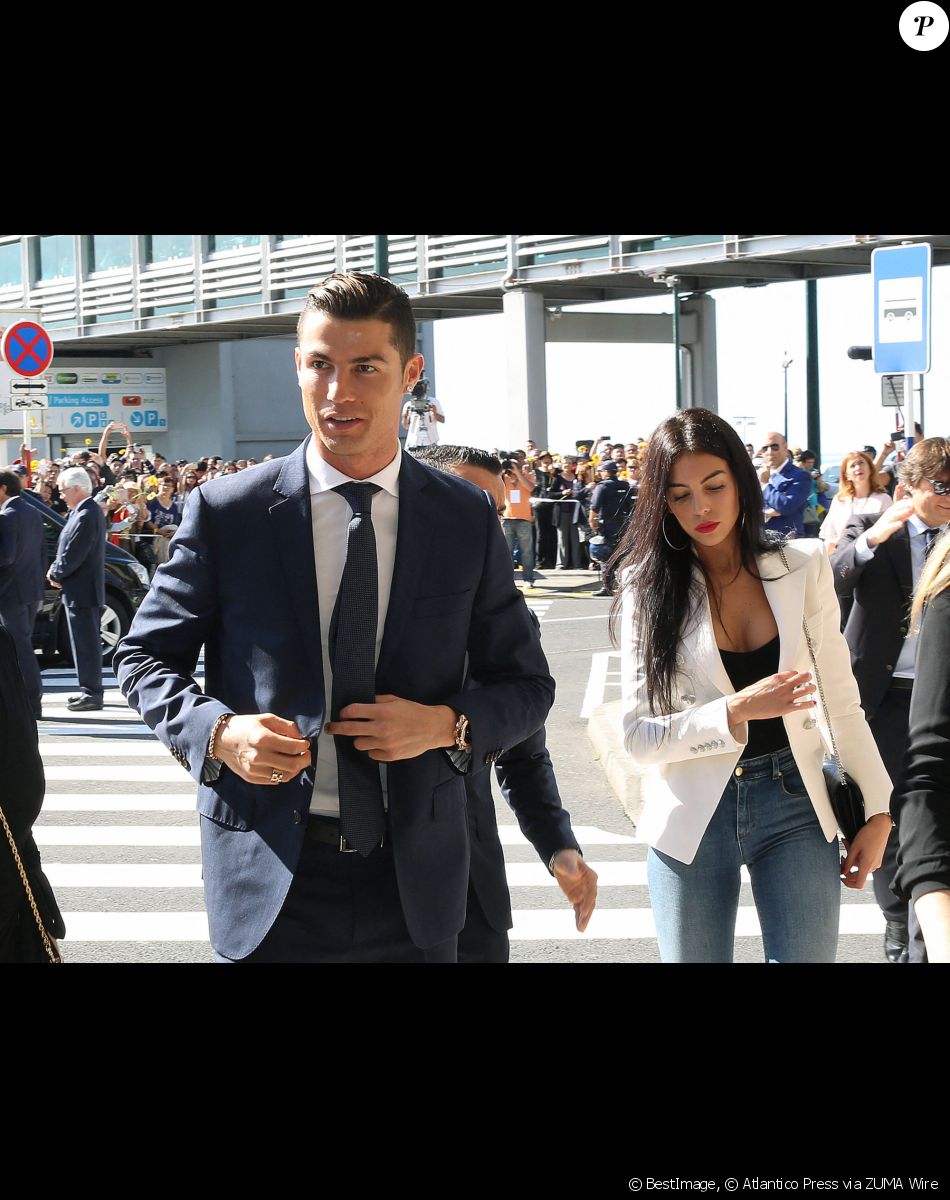 Cristiano Ronaldo et sa famille à l'aéroport de Madère rebaptisé le 29 mars 2017. Cérémonie d'attribution du nom Cristiano Ronaldo à l'aéroport international de Madère, sa mère Maria Dolores dos Santos Aveiro, sa compagne Georgina Rodriguez et ses enfants sont présents.