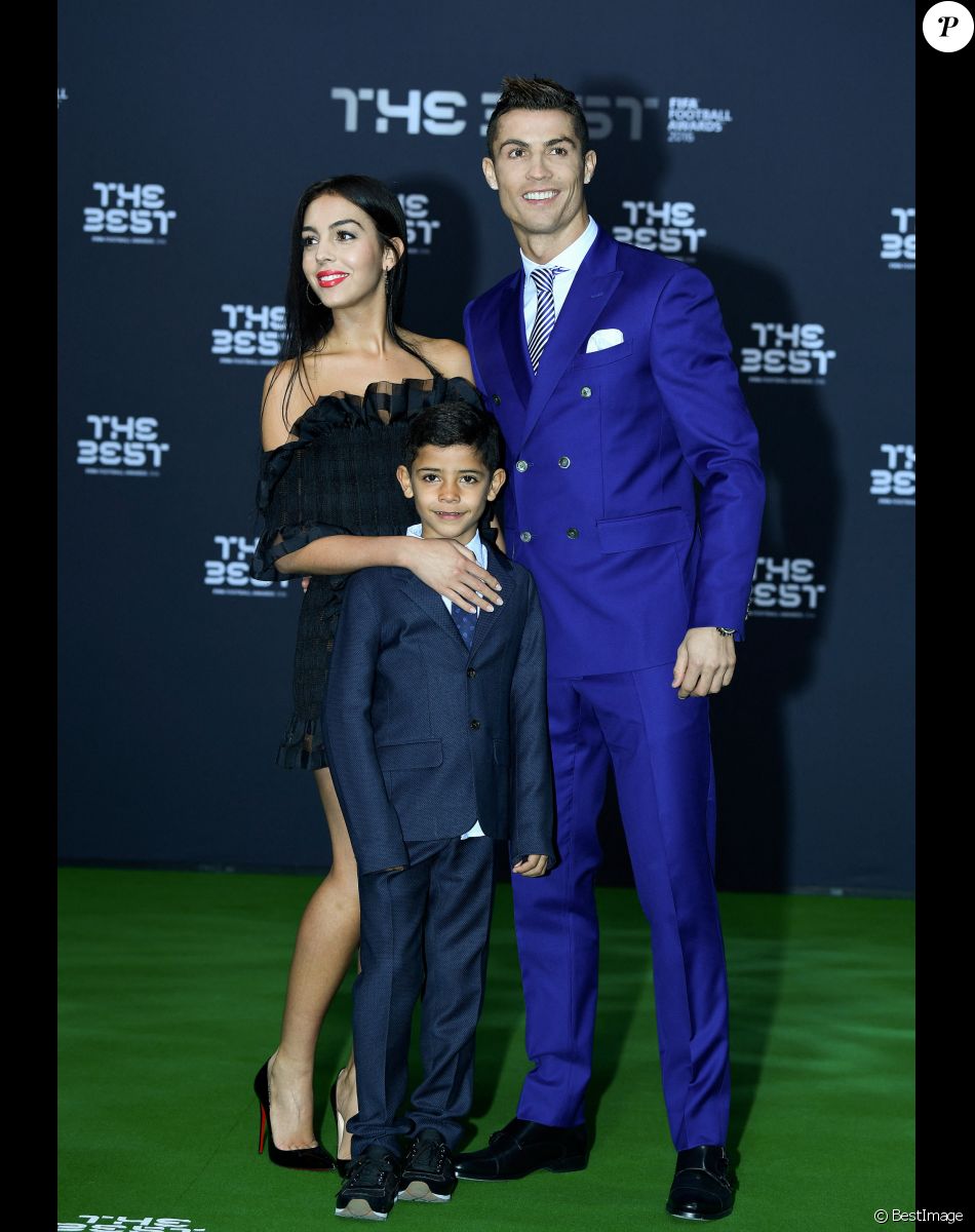 Cristiano Ronaldo , son fils Cristiano Jr et sa compagne Georgina Rodriguez au photocall des FIFA Football Awards à Zurich le 9 janvier 2017.