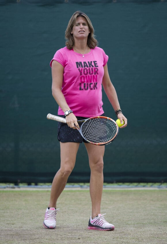 Amélie Mauresmo, enceinte lors de l'entraînement au tournoi de tennis de Wimbledon à Londres le 7 juillet 2015.