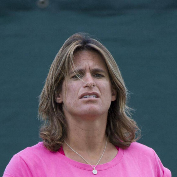 Amélie Mauresmo, enceinte lors de l'entraînement au tournoi de tennis de Wimbledon à Londres le 7 juillet 2015.