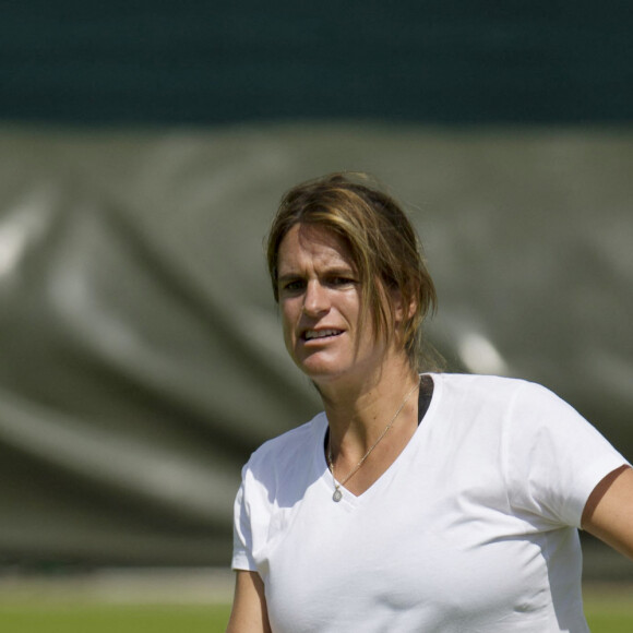 Amélie Mauresmo, enceinte lors de l'entraînement au tournoi de tennis de Wimbledon à Londres, le 24 juin 2015.