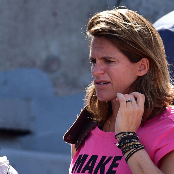 Amélie Mauresmo enceinte - People dans les tribunes des Internationaux de France de tennis de Roland Garros le 3 juin 2015. 