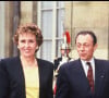 Edith Cresson lors de sa passation de pouvoir avec son prédécesseur en tant que Première ministre à l'Elysée en 1991