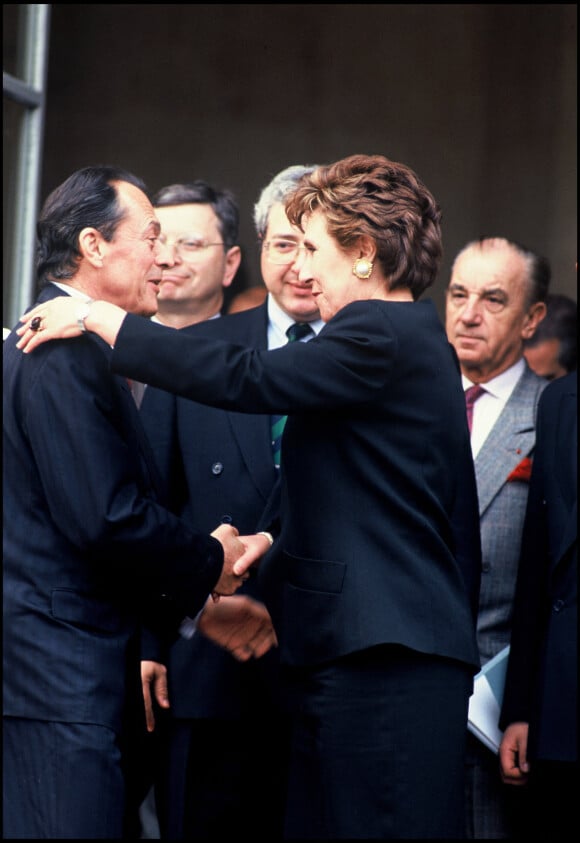 Edith Cresson lors de sa passation de pouvoir avec son prédécesseur en tant que Première ministre à l'Elysée en 1991