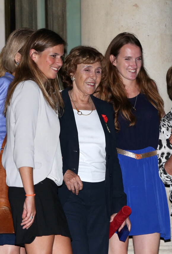 Edith Cresson entourée de ses petites filles (Officier de la Légion d'honneur) - Cérémonie de remise de décorations, par Francois Hollande, au Palais de l'Elysée à Paris, le 16 Septembre 2014.