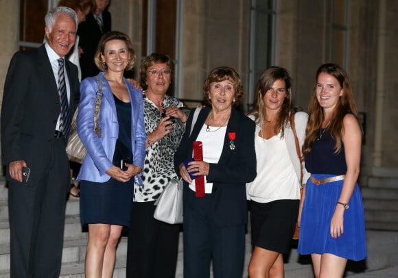 Edith Cresson entourée de sa famille (Officier de la Légion d'honneur) - Cérémonie de remise de décorations, par Francois Hollande, au Palais de l'Elysée à Paris, le 16 Septembre 2014.