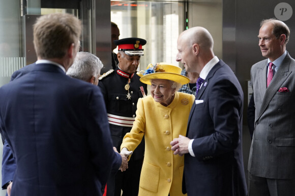 La reine Elizabeth II et son fils le prince Edwards à la station de métro Paddington de Londres pour l'inauguration de la Elizabeth Line, mardi 17 mai 2022. Photo by Andrew Matthews/PA Wire/ABACAPRESS.COM