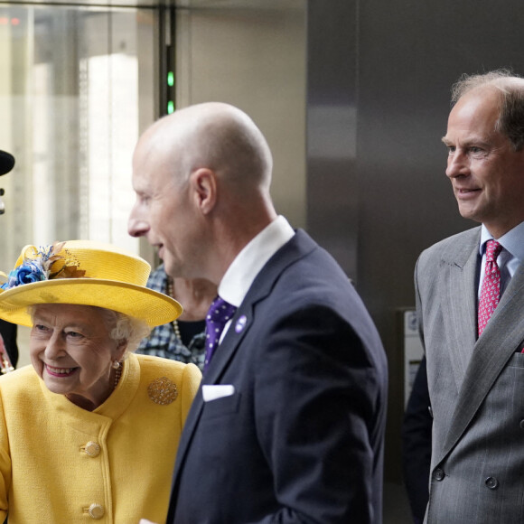 La reine Elizabeth II et son fils le prince Edwards à la station de métro Paddington de Londres pour l'inauguration de la Elizabeth Line, mardi 17 mai 2022. Photo by Andrew Matthews/PA Wire/ABACAPRESS.COM