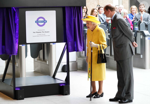 La reine Elizabeth II et son fils le prince Edwards à la station de métro Paddington de Londres pour l'inauguration de la Elizabeth Line, mardi 17 mai 2022. Photo by Ian West/PA Wire/ABACAPRESS.COM