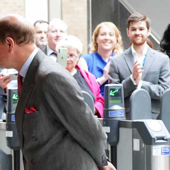 La reine Elizabeth II et son fils le prince Edwards à la station de métro Paddington de Londres pour l'inauguration de la Elizabeth Line, mardi 17 mai 2022. Photo by Ian West/PA Wire/ABACAPRESS.COM