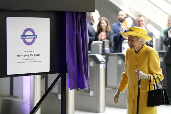 La reine Elizabeth II à la station de métro Paddington de Londres pour l'inauguration de la Elizabeth Line, mardi 17 mai 2022 Photo by Andrew Matthews/PA Wire/ABACAPRESS.COM