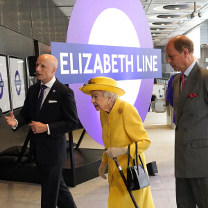 La reine Elizabeth II et son fils le prince Edwards à la station de métro Paddington de Londres pour l'inauguration de la Elizabeth Line, mardi 17 mai 2022. Photo by Andrew Matthews/PA Wire/ABACAPRESS.COM