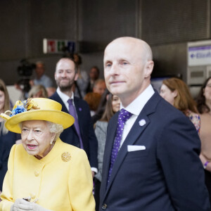 La reine Elizabeth II et son fils le prince Edwards à la station de métro Paddington de Londres pour l'inauguration de la Elizabeth Line, mardi 17 mai 2022. Photo by Andrew Matthews/PA Wire/ABACAPRESS.COM